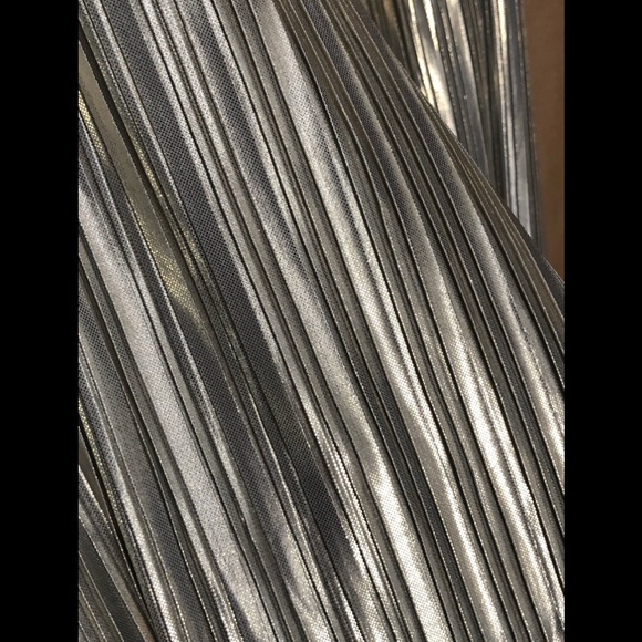 Metallic Set! Beautiful for NYE or party! Brand New - Picture 4 of 5